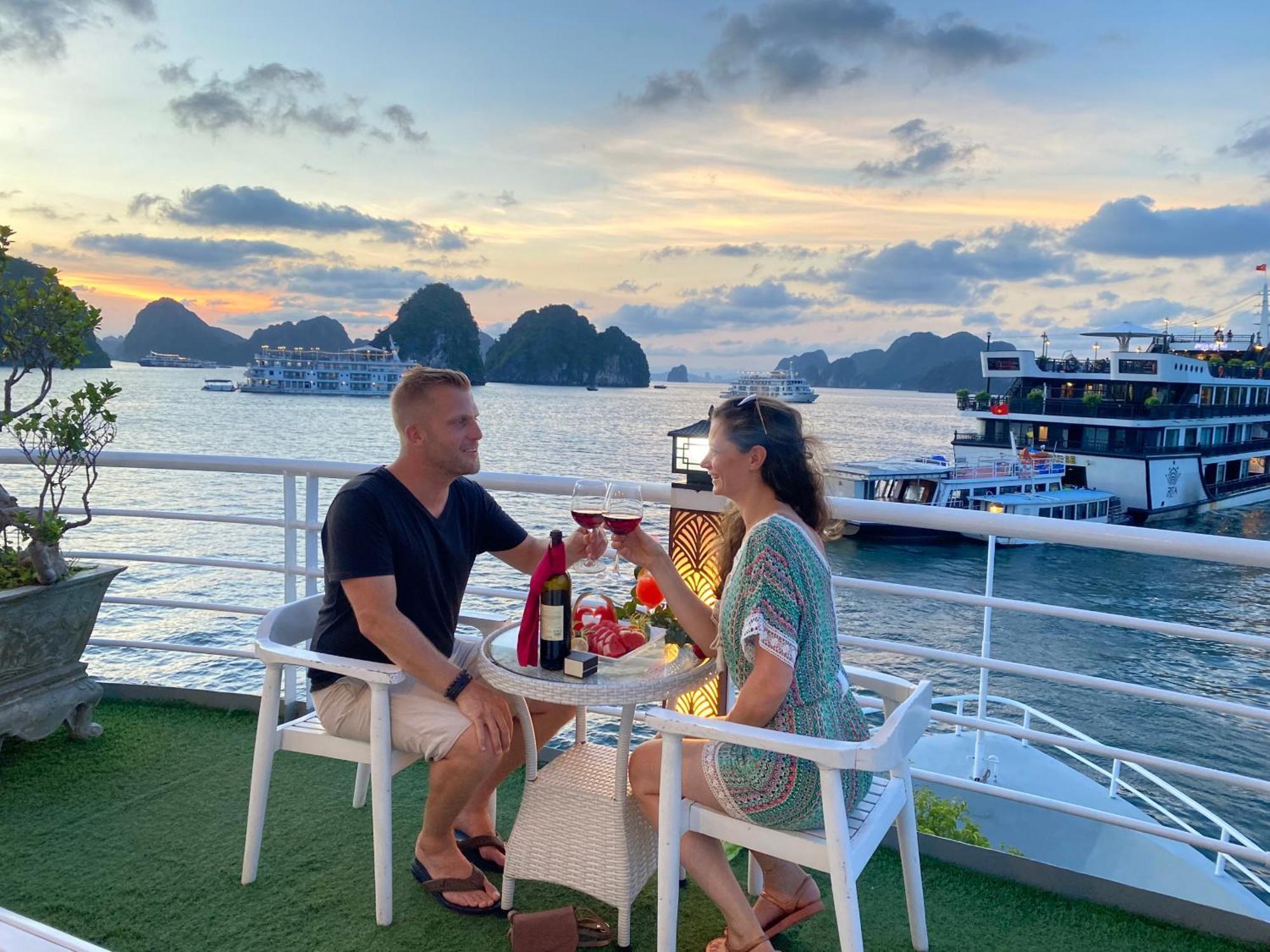 Halong Sapphire Cruises Hotel Ha Long Exterior photo