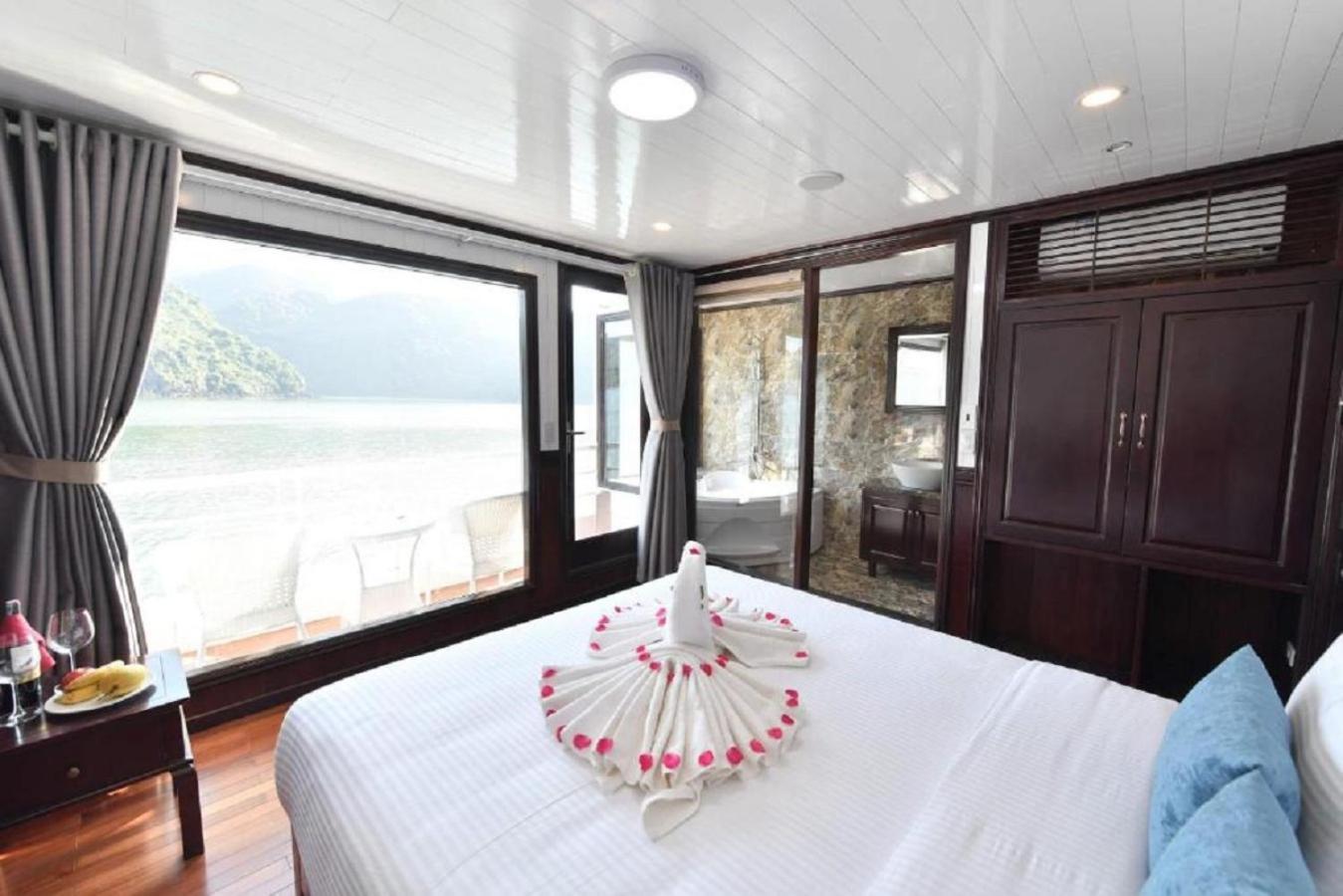 Halong Sapphire Cruises Hotel Ha Long Exterior photo
