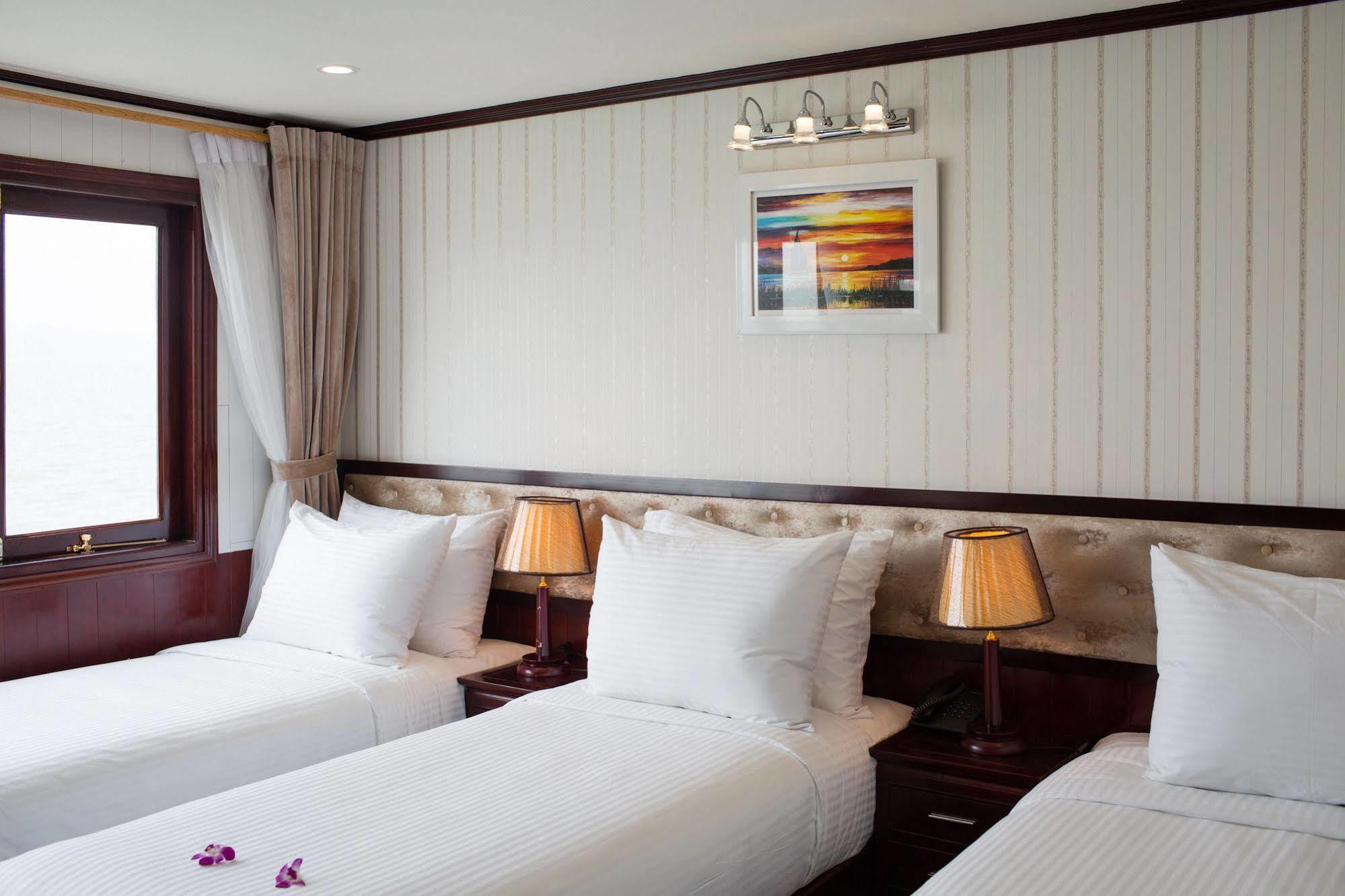Halong Sapphire Cruises Hotel Ha Long Exterior photo