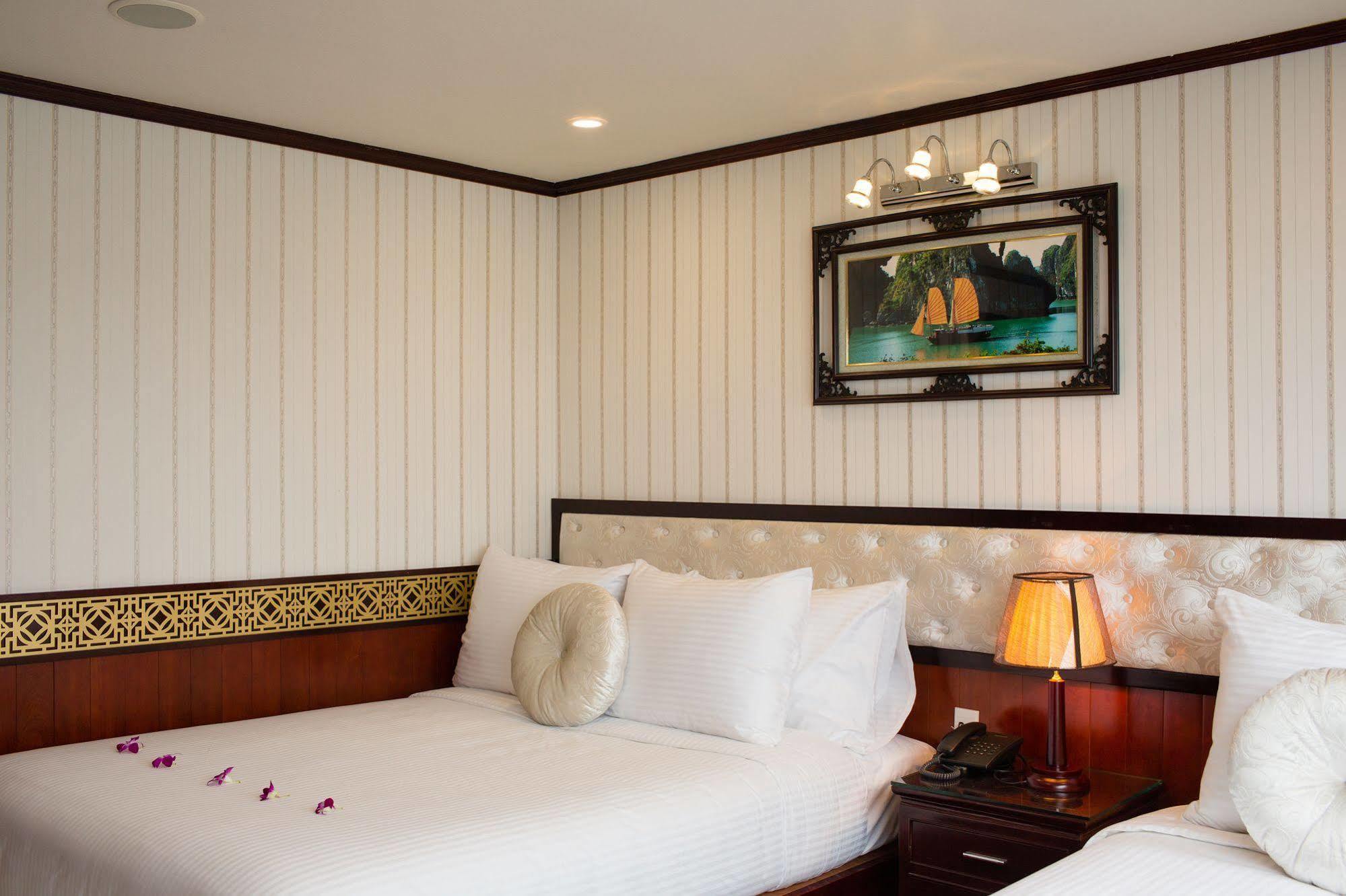 Halong Sapphire Cruises Hotel Ha Long Exterior photo