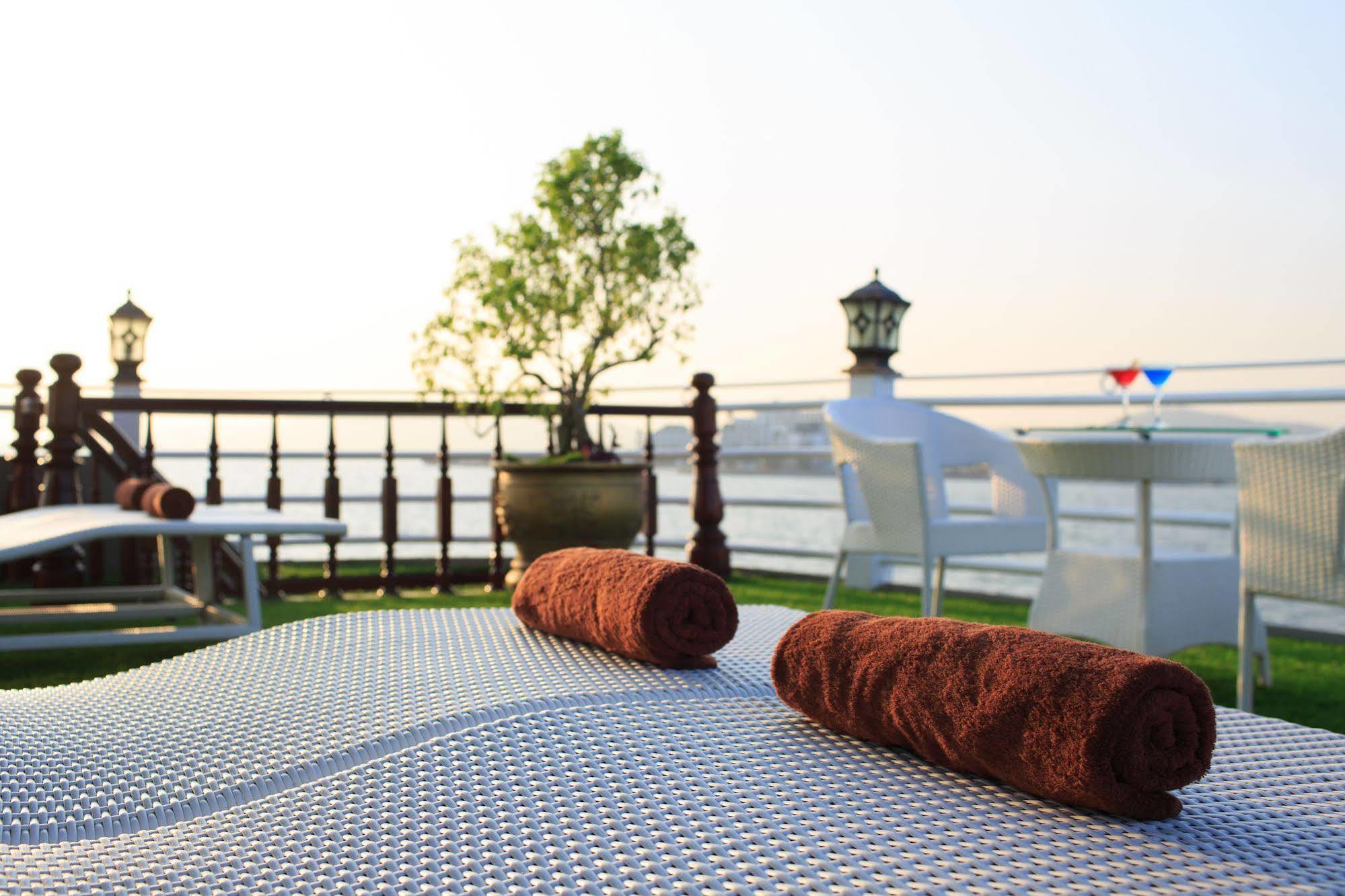 Halong Sapphire Cruises Hotel Ha Long Exterior photo